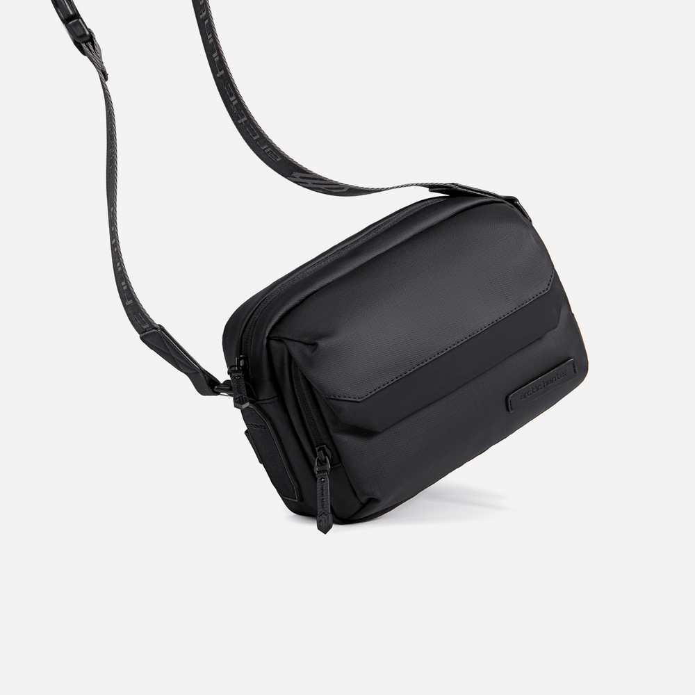 Arctic hunter shoulder bag