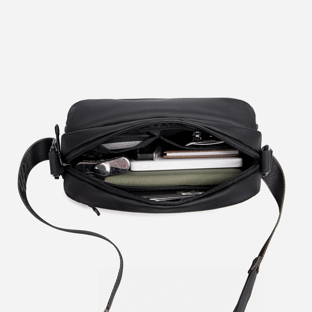 Arctic hunter shoulder bag